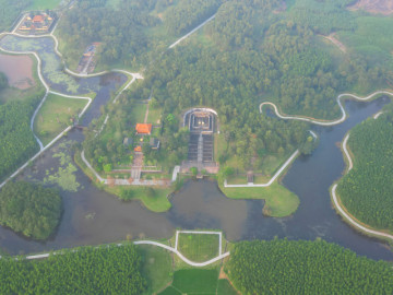 Khám phá lăng vua Gia Long bằng xe đạp