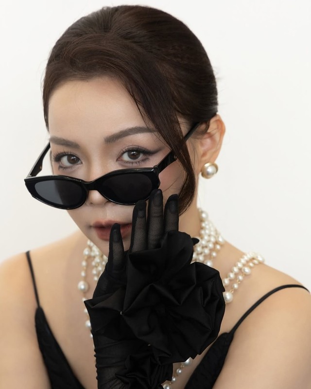 Vừa qua, Trinh Phạm cũng gây tranh cãi khi so sánh 2 chương trình giải trí Anh trai say hi và Anh trai vượt ngàn chông gai dưới quan điểm cá nhân.