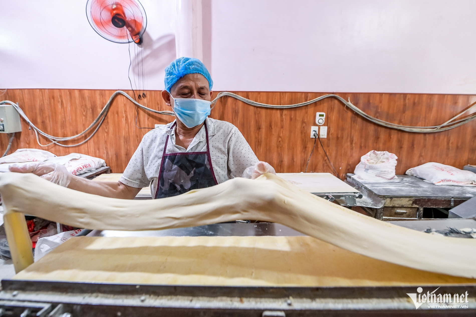 Các khâu làm bánh được thực hiện tỉ mỉ