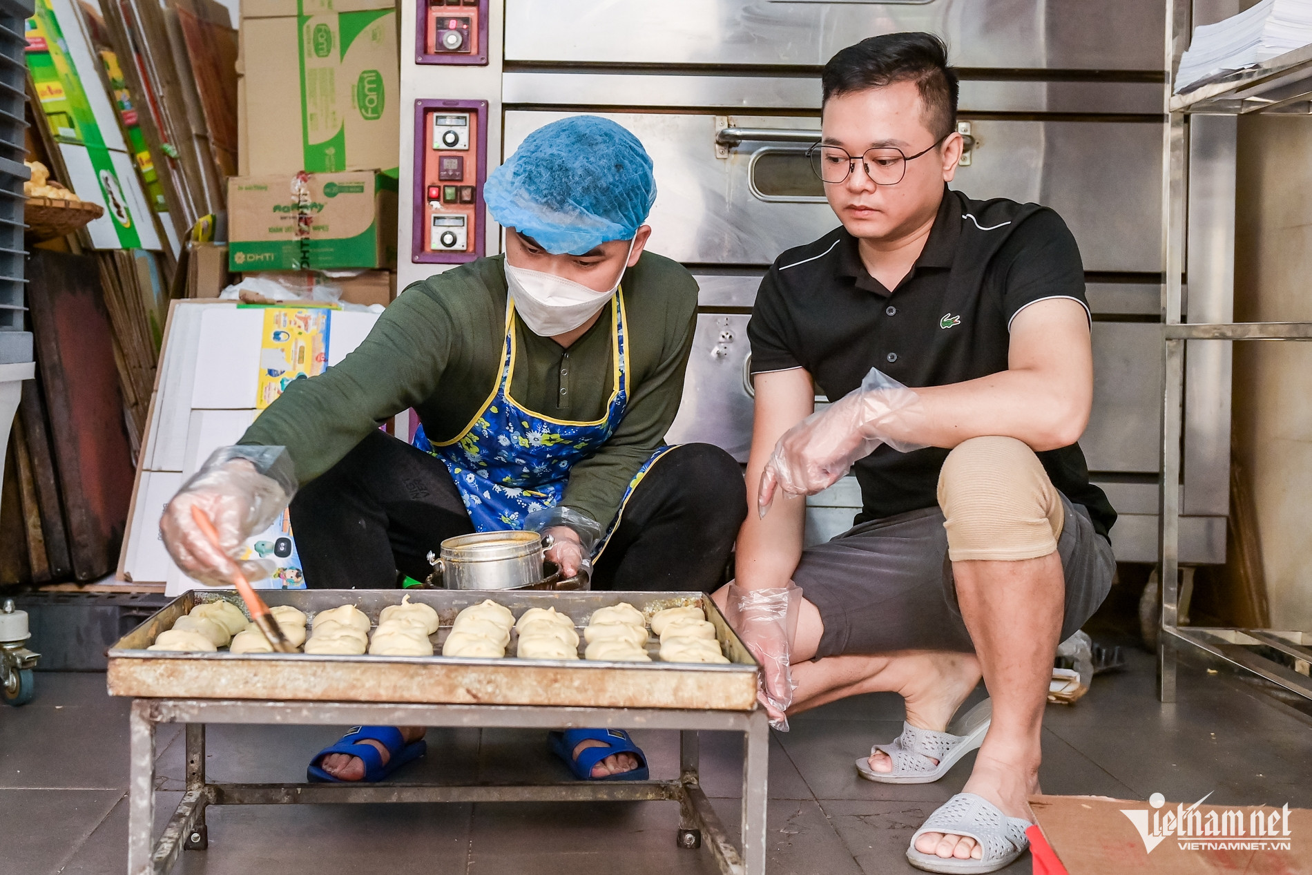 Bánh được nướng 2 lần để có lớp vỏ đạt chuẩn