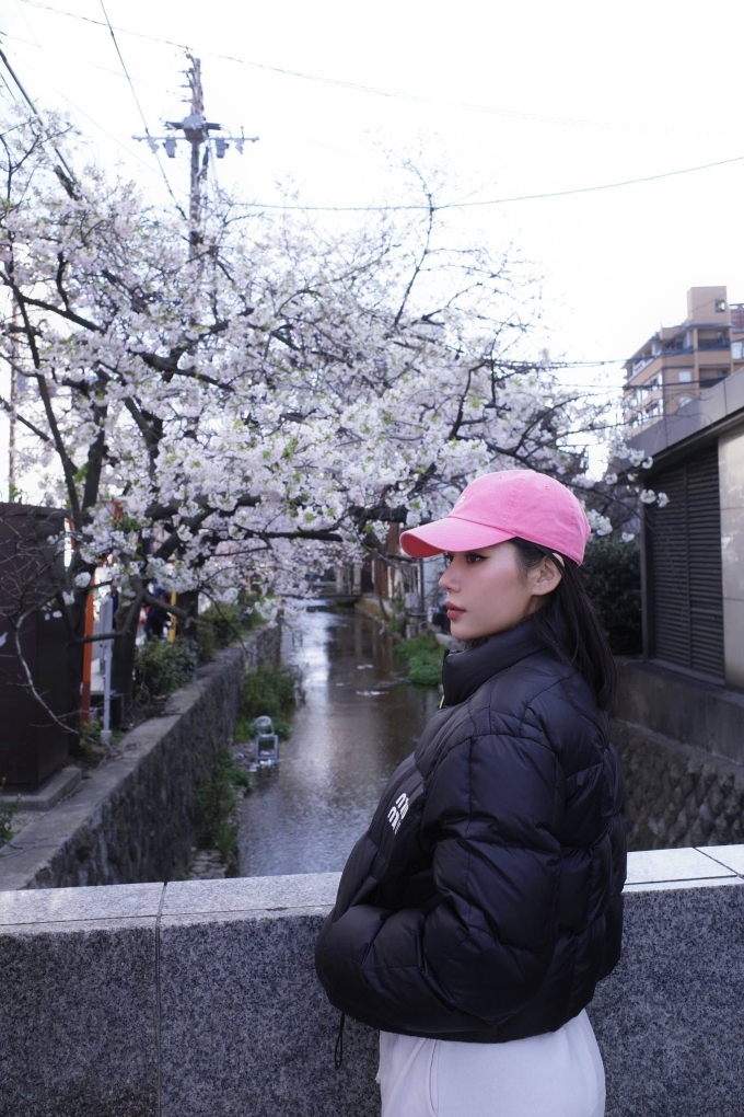 Hotgirl Milan Phạm check in Osaka với dòng kênh phủ hoa hồng phớt. Như đang được sống trong một bức tranh với những màu tươi đẹp nhất, người đẹp viết.