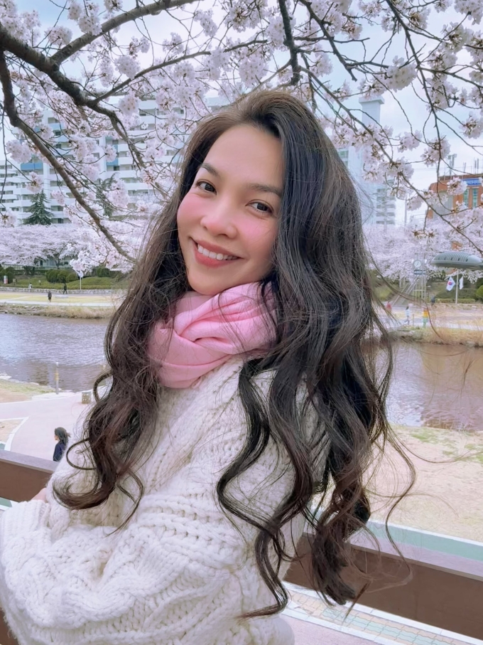 Hiền Thục đang ở Hàn Quốc tận hưởng sắc hồng của hoa anh đào nở rực rỡ hai bên bờ sông. Nữ ca sĩ được khen vẫn giữ nét xuân sắc, tươi hơn hoa.