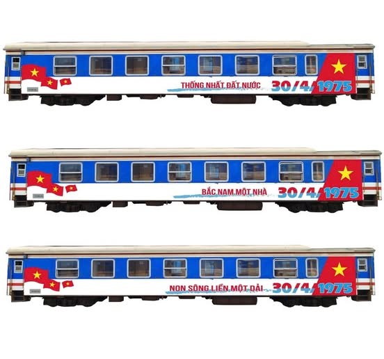 Đoàn tàu thiết kế đặc biệt được lăn bánh trong ngày chào mừng 50 năm Ngày Giải phóng miền Nam, thống nhất đất nước.