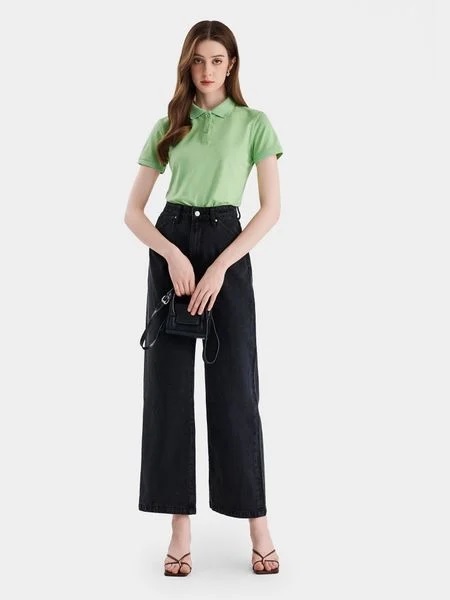 Outfit quần jean đen phối cùng áo polo xanh lá cây vừa đơn giản nhưng không nhàm chán.