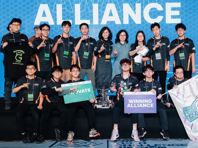 Minh Quang (hàng trên, thứ hai từ trái sang) cùng đồng đội trong cuộc thi robotics, tháng 2/2024. Ảnh: Nhân vật cung cấp