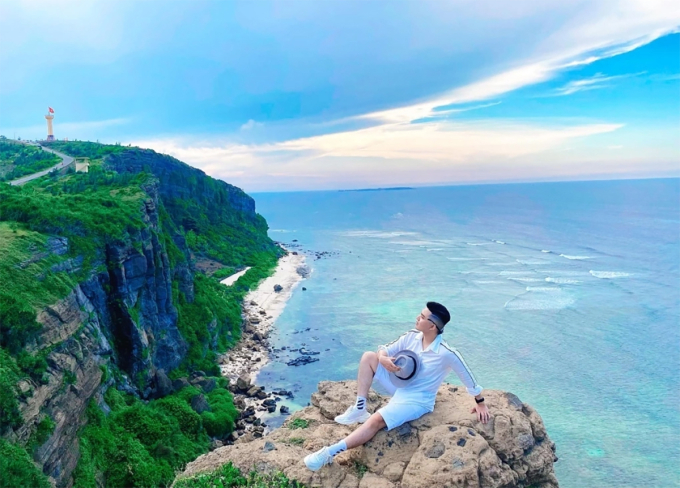 Cảnh biển Lý Sơn nhìn từ núi Thới Lới. Ảnh:Chế Văn Hiền