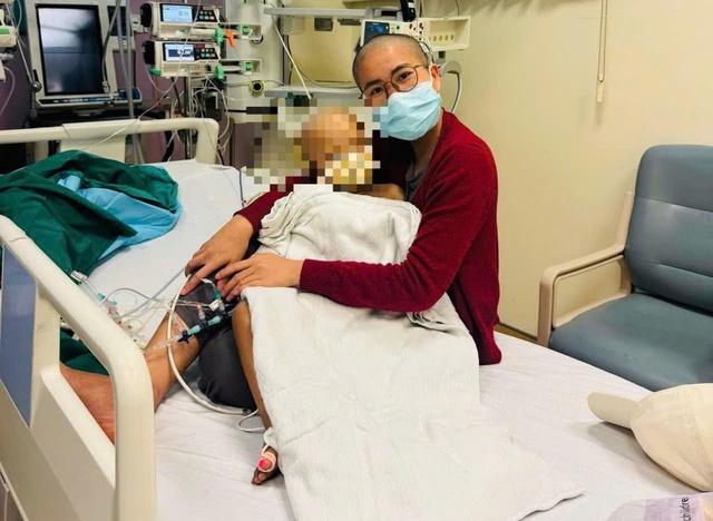 Bé Bắp và mẹ trong thời gian điều trị bệnh. Ảnh: MXH