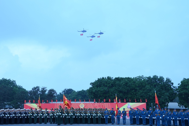 Clip, hình ảnh máy bay kéo cờ Tổ quốc, chiến sĩ hợp luyện tại sân bay Biên Hòa - 1