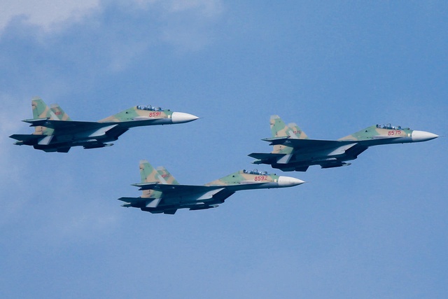 Tiêm kích gầm thét trên bầu trời