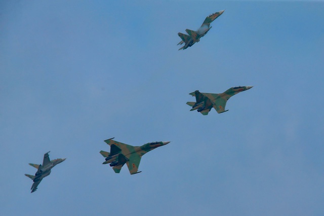 Clip, hình ảnh máy bay kéo cờ Tổ quốc, chiến sĩ hợp luyện tại sân bay Biên Hòa - 4