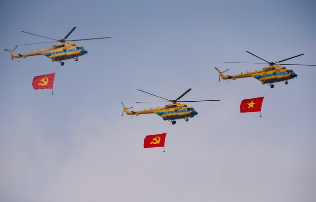 Trực thăng kéo cờ Đảng và cờ Tổ quốc bay trên bầu trời Đồng Nai