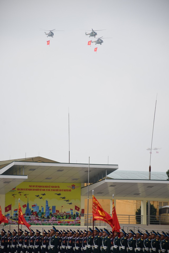 Sáng 11-4, tại Trung đoàn Không quân 935 (TP Biên Hòa, tỉnh Đồng Nai), Bộ Quốc phòng và Bộ Công an đồng chỉ đạo kiểm tra hợp luyện các lực lượng vũ trang tham gia diễu binh, diễu hành chuẩn bị cho Lễ kỷ niệm 50 năm Ngày Giải phóng miền Nam, thống nhất đất nước (30.4.1975 - 30.4.2025)