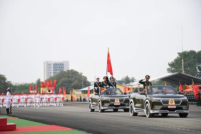 Khối xe chỉ huy và tổ Quân kỳ toàn quân đi qua lễ đài