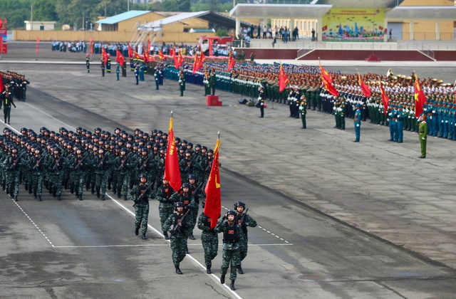 Clip, hình ảnh máy bay kéo cờ Tổ quốc, chiến sĩ hợp luyện tại sân bay Biên Hòa - 8