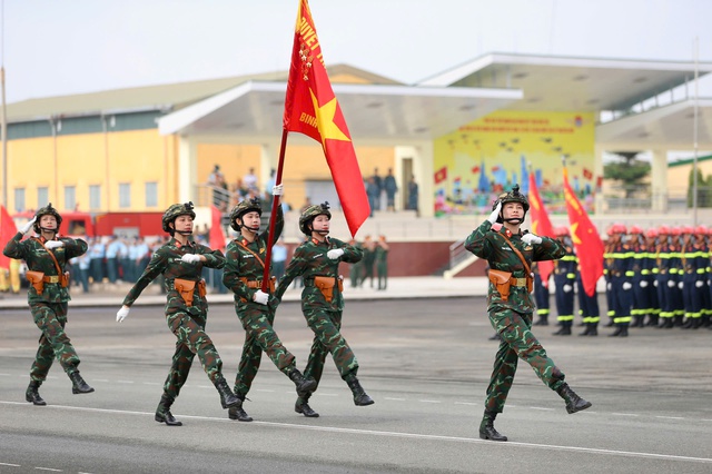 Các khối diễu binh, diễu hành cũng bước đều theo tiếng quân nhạc.