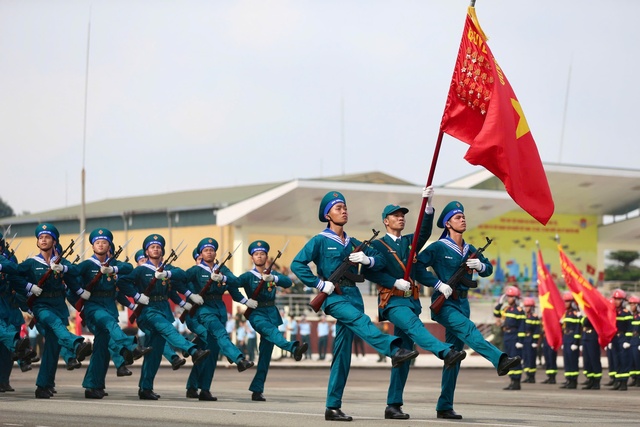 Clip, hình ảnh máy bay kéo cờ Tổ quốc, chiến sĩ hợp luyện tại sân bay Biên Hòa - 9