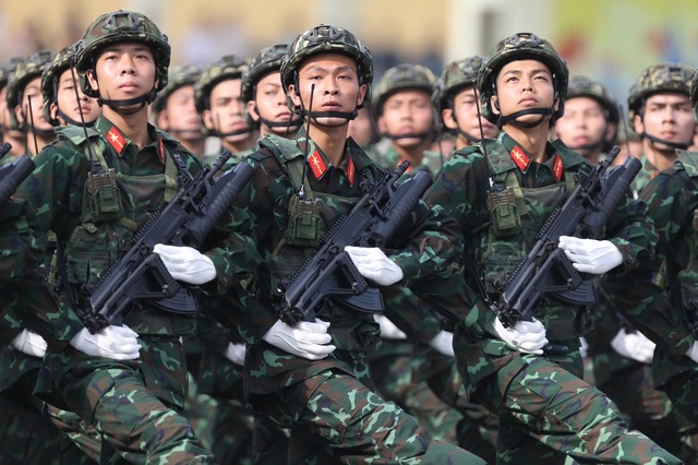 Clip, hình ảnh máy bay kéo cờ Tổ quốc, chiến sĩ hợp luyện tại sân bay Biên Hòa - 12