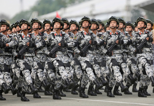 Clip, hình ảnh máy bay kéo cờ Tổ quốc, chiến sĩ hợp luyện tại sân bay Biên Hòa - 11