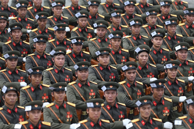 Những bước đi mạnh mẽ, vững chãi, tiếng hô rắn rỏi oai nghiêm vang lên giữa một địa điểm lịch sử.