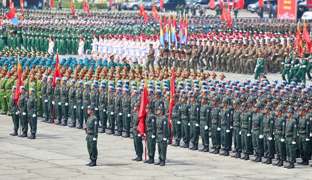 Hơn 10.000 chiến sĩ quân đội và công an đã tiến hành hợp luyện diễu binh, diễu hành cho dịp Đại lễ 30-4 sắp tới.