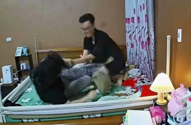 Thời điểm Ph.Ng. hành hung vợ. Ảnh cắt từ clip