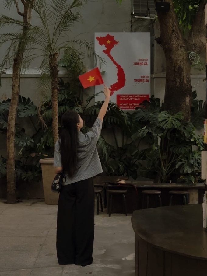 Thực khách check in cùng tấm áp phích phía ngoài sân.