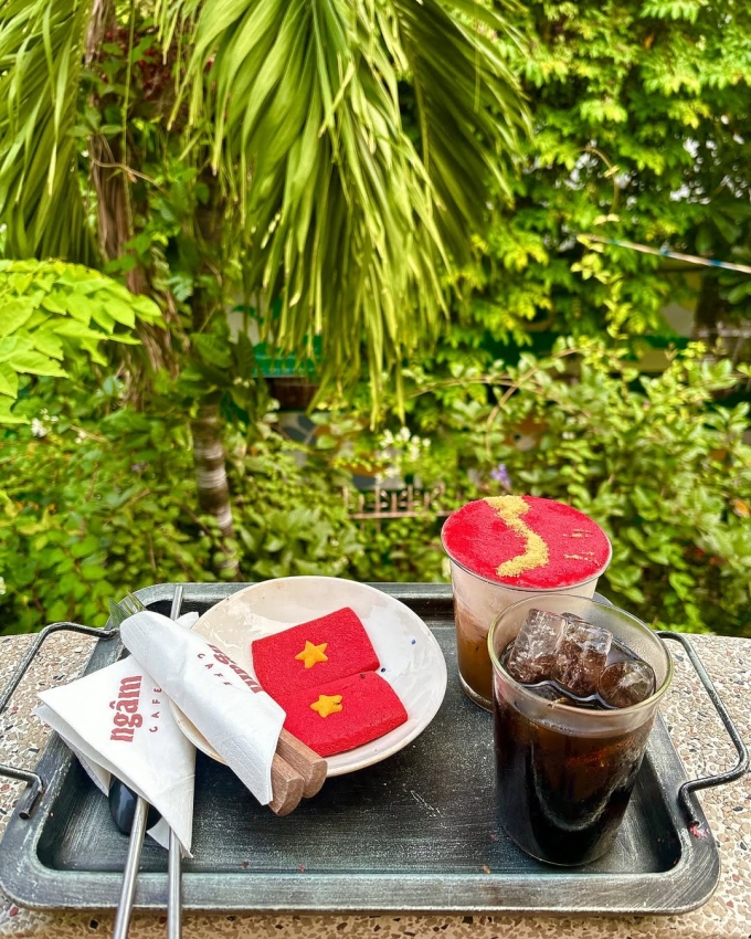 Một số món bánh, nước trang trí cờ đỏ sao vàng. Ảnh: IG tqv_0109