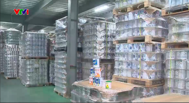 Kho sản xuất sữa bột giả bị công an phát hiện, triệt phá - Ảnh: VTV