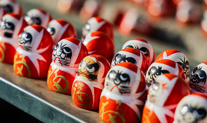 Búp bê bói toán daruma-mikuji tại đền Katsuo-ji. Ảnh: Japonismo
