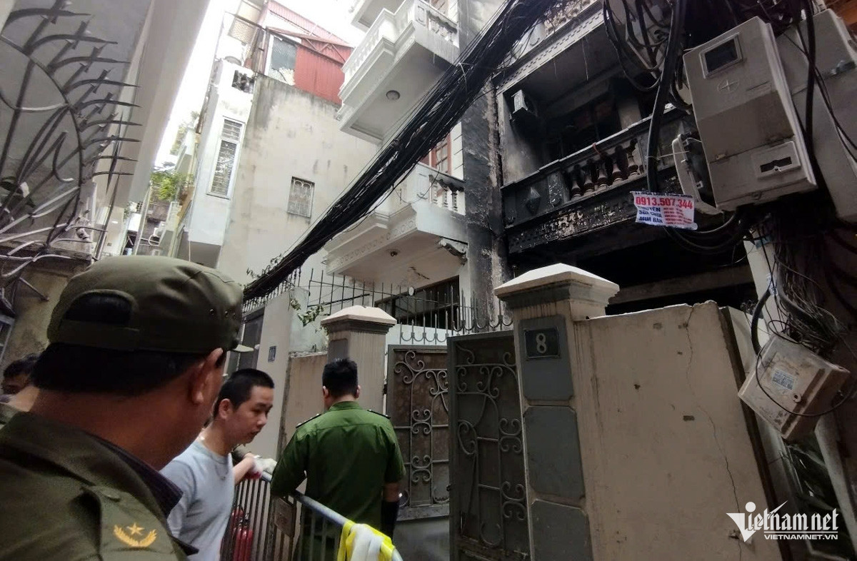 Lực lượng chức năng bảo vệ hiện trường vụ cháy.