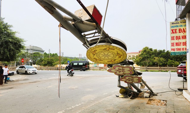 Một phần cổng chào gãy đổ còn tại hiện trường