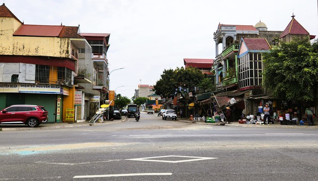 Khu vực ngã 3 nơi xe đầu kéo lao sang đường tông xe khách, sau đó tông gãy cổng chào, gây hư hỏng nhà dân bên đường ở thị trấn Hà Trung. Ảnh: Tuấn Minh