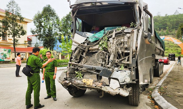 Lực lượng công an khám nghiệm hiện trường để làm rõ nguyên nhân vụ tai nạn