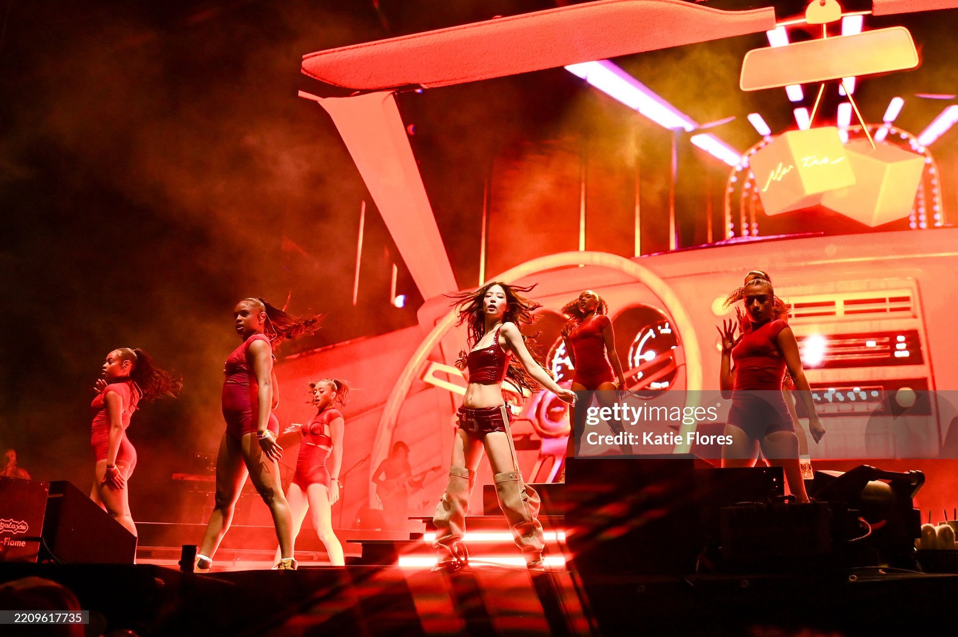 Jennie BLACKPINK trong lần đầu xuất hiện tại Coachella với vai trò nghệ sỹ solo không dồn sức tạo ra sự choáng ngợp về mặt thời trang. Nữ idol lựa chọn sắc đỏ là tông màu chủ đề, gắn liền với cô trong giai đoạn hoạt động độc lập gần đây. Tông màu này bao trùm sân khấu từ ca sĩ trình diễn chính cho tới vũ đoàn, tạo ra tổng thể thống nhất, truyền đạt thông điệp trọn vẹn.