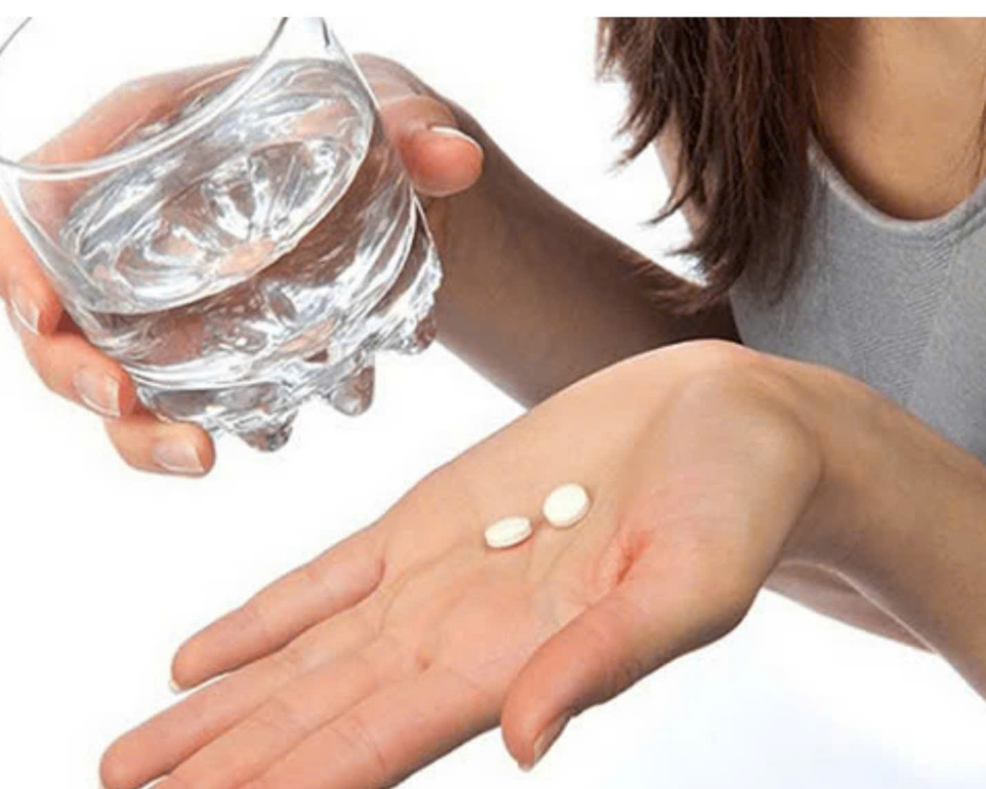 Các bác sĩ Trung tâm Đột quỵ - Bệnh viện Bạch Mai cảnh báo thuốc tránh thai tiềm ẩn những nguy cơ nghiêm trọng, đặc biệt là biến chứng huyết khối và đột quỵ. Đã có không ít nữ bệnh nhân nhập viện trong tình trạng đau đầu dữ dội kèm theo co giật.