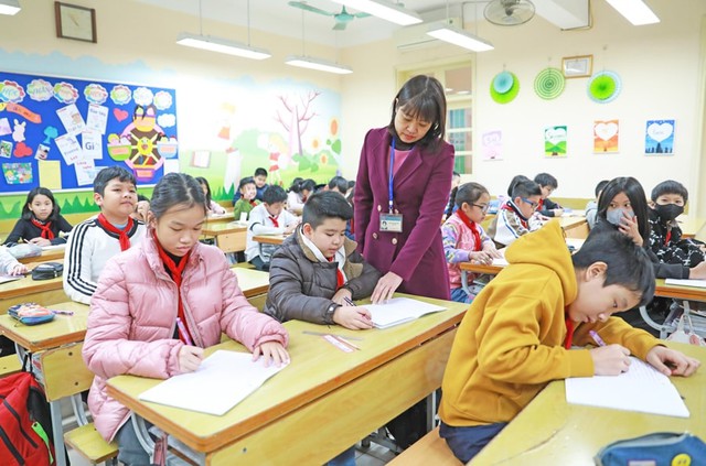 Giáo viên Trường Tiểu học Trần Quốc Toản (quận Hoàn Kiếm) hướng dẫn học sinh lớp 5 ôn tập. Ảnh minh họa.