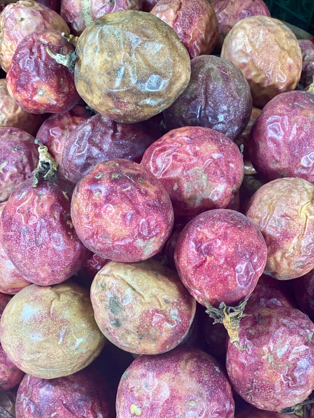 Chị Hồng Phương (chủ một cửa hàng nước tại Cầu Giấy, Hà Nội) chia sẻ: Chanh leo là một trong những loại quả được nhiều ưa chuộng pha nước, hương vị thơm đặc trưng, màu nước bắt mắt lại tốt cho sức khỏe, giải nhiệt mùa hè. Năm nay giá chanh leo lên cao lại khan, nhiều hôm tôi cũng không lấy được hàng để phục vụ khách.