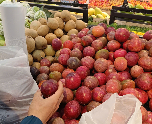 Giá chanh dây phụ thuộc vào chất lượng và kích thước của quả. Mức giá này có thể thay đổi tùy theo từng loại chanh dây, với những quả có kích thước lớn hơn và chất lượng cao hơn thường có giá bán cao hơn.