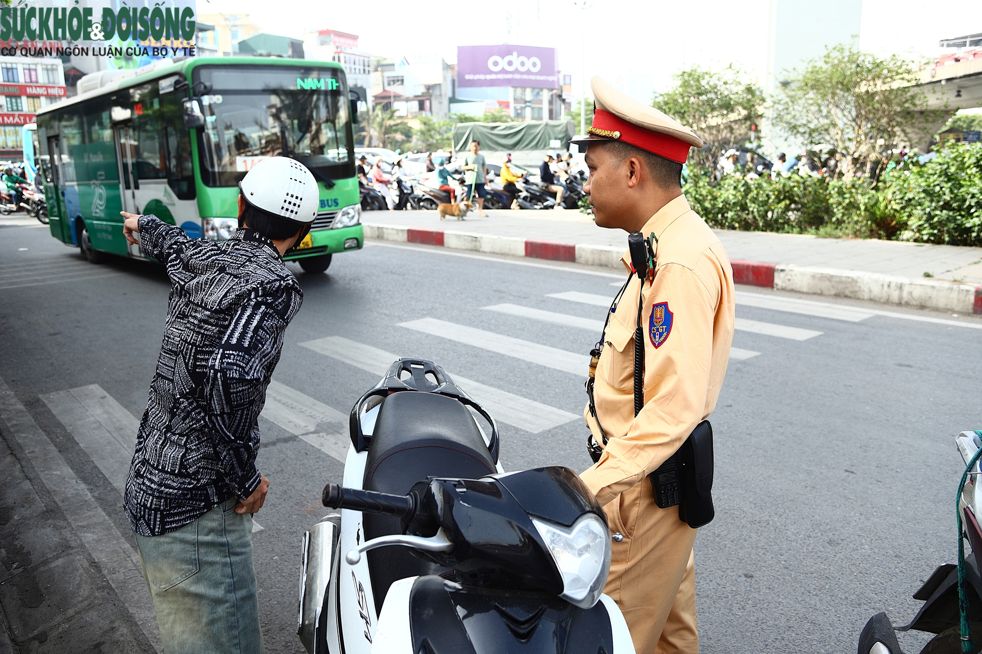 Nhiều người viện đủ lý do cho hành vi đi xe máy lên vỉa hè, có người cho rằng chỉ leo lên 1 đoạn không đáng bị xử phạt 5 triệu. Tuy nhiên mọi trường hợp vi phạm đều được lực lượng chức năng giải thích và kiên quyết xử lý.