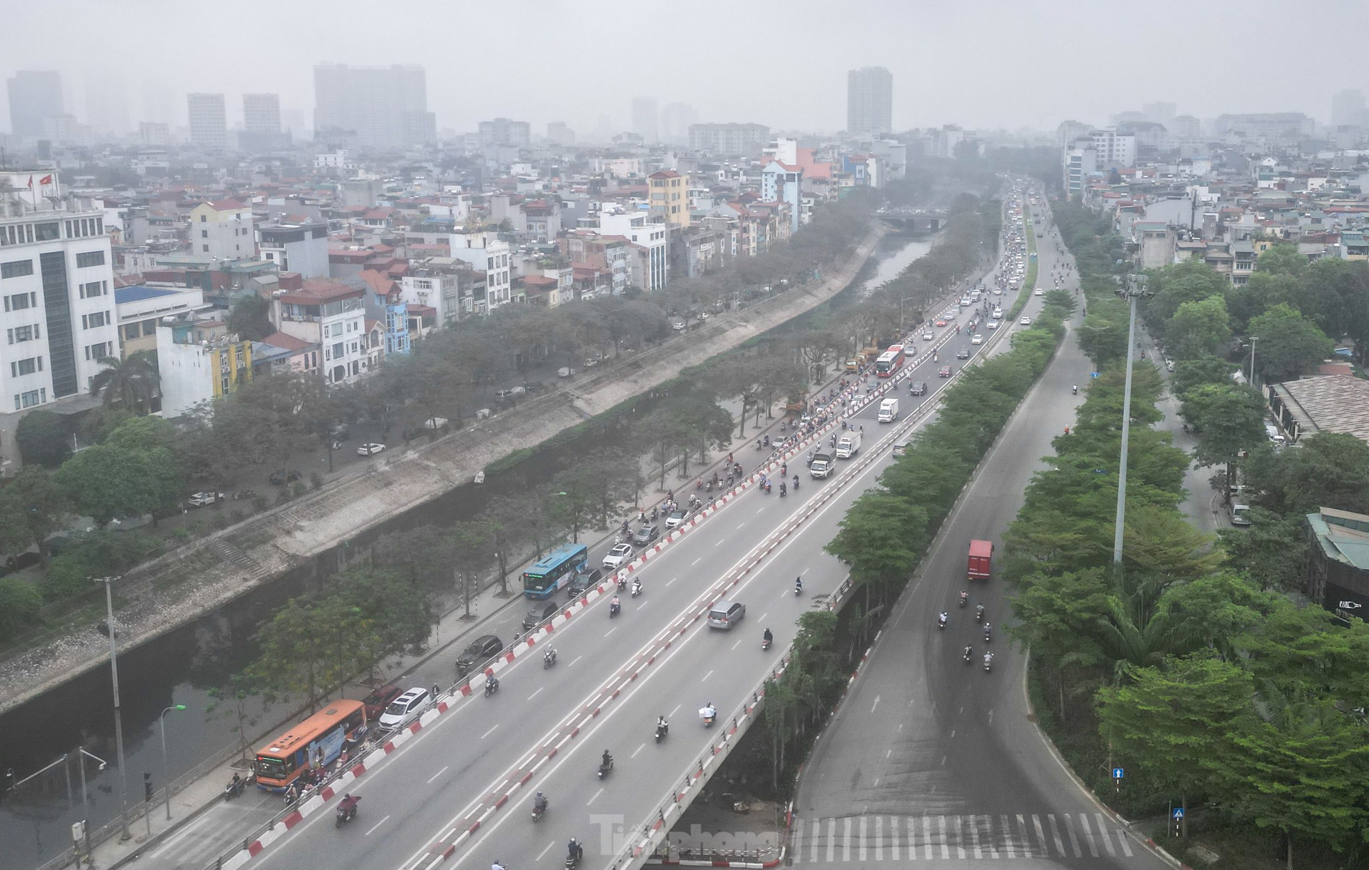 Vào lúc 7h30 tại khu vực Vành đai 2 hướng về ngã tư Cầu Giấy, bầu trời bị bao phủ bởi lớp sương dày đặc.
