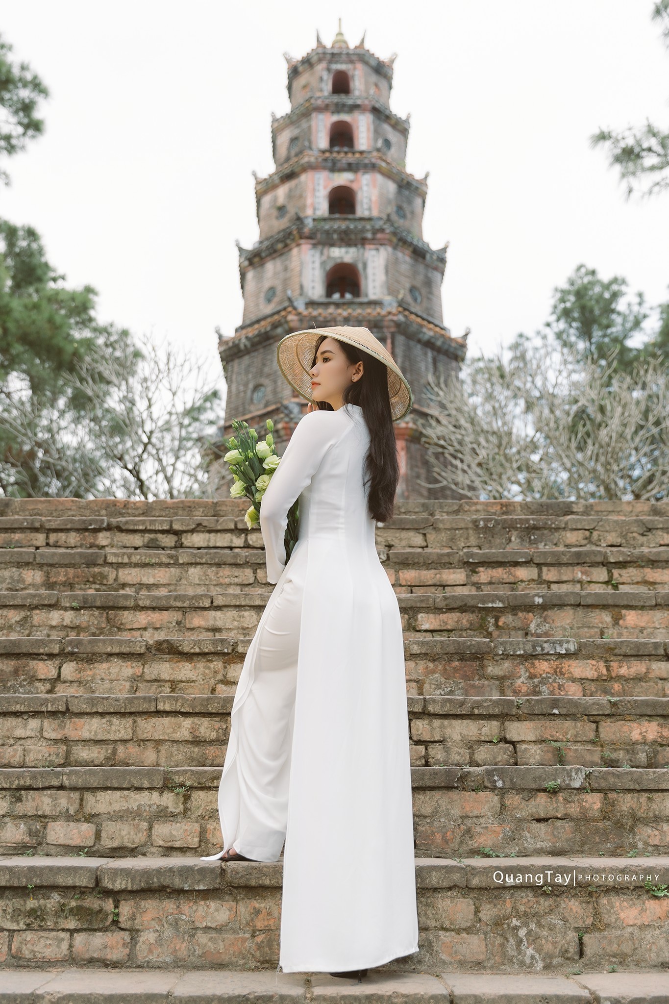 Từ Hà Nội đến Huế, TP.HCM, áo dài trắng đã xuất hiện tại các địa điểm mang tính biểu tượng: Lăng Bác, chùa Thiên Mụ, Dinh Độc Lập. Ảnh: Quang Tây.