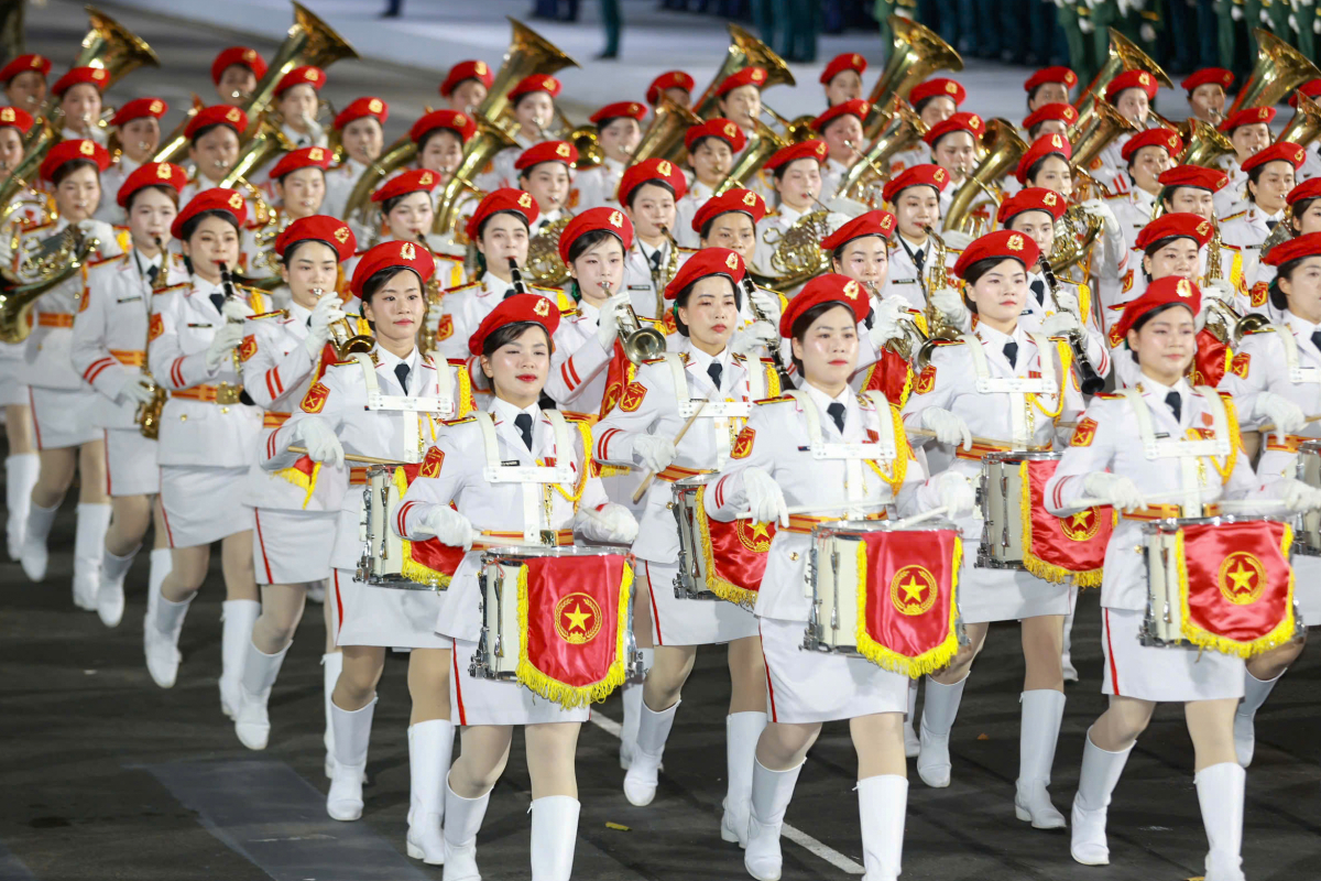 Khối quân nhạc tuyển chọn nữ chiều cao 1,6-1,7 m, mang theo các loại trống, kèn trumpet, kèn saxophone, kèn helicon. Trong đó kèn helicon nặng đến 18 kg. Ảnh: Đức Đồng