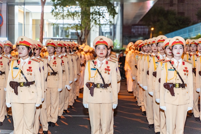 VIDEO: Người dân phấn khích xem tổng hợp luyện diễu binh, diễu hành lễ 30-4 - 1
