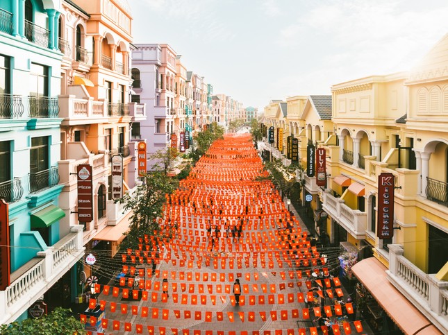 Con đường cờ hoa dài nửa cây số tại Ocean Park. Ảnh: FB Ocean City Hà Nội