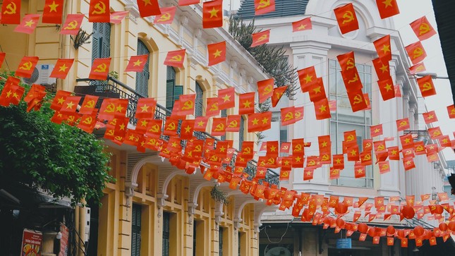 Giữa muôn vàn màu sắc ấy, teen tìm thấy một khoảnh khắc thật đẹp của tháng Tư, của Hà Nội và của chính mình. Ảnh: Check in Vietnam