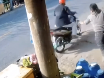 CLIP thanh niên ở TP HCM mua 2 thùng bia rồi phóng xe bỏ chạy