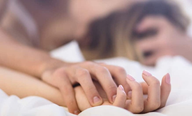 Quan hệ bằng tay là hình thức thể hiện sự thân mật và khám phá cảm xúc rất phổ biến hiện nay. 