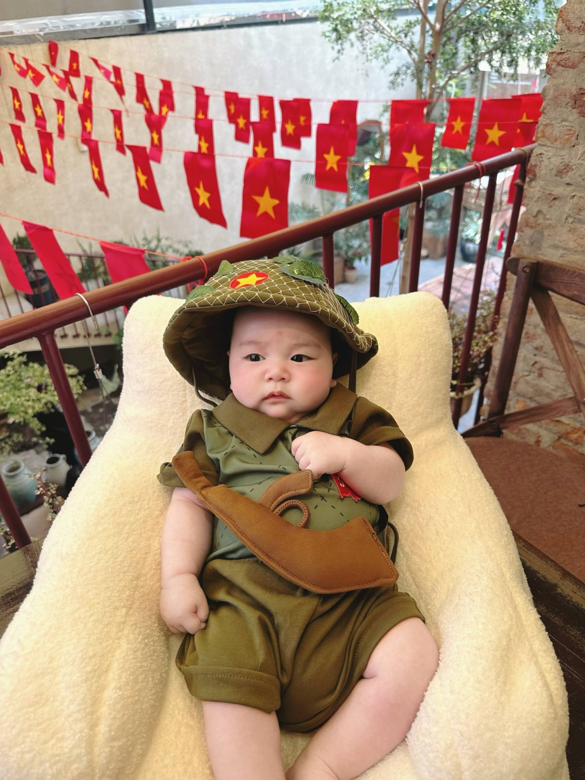 Ngoài bộ ảnh lính hải quân chụp ở quán cà phê, cô sắm thêm một bộ phỏng theo phong cách chiến sĩ vệ quốc đoàn và chú bé liên lạc để tự chụp ở nhà.
