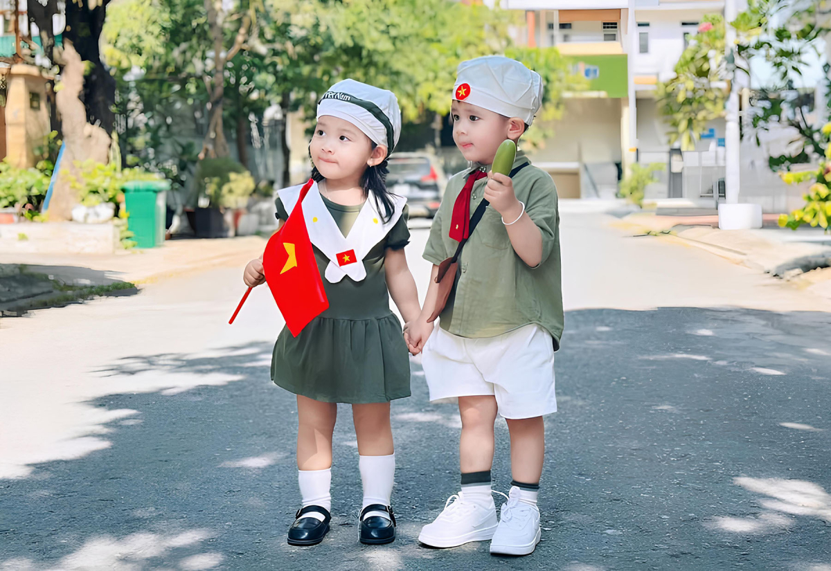 Chị Nhã Uyên, 25 tuổi, ở TPHCM hẹn một phụ huynh lớp con trai cùng mặc trang phục kiểu người lính cho các đến trường.