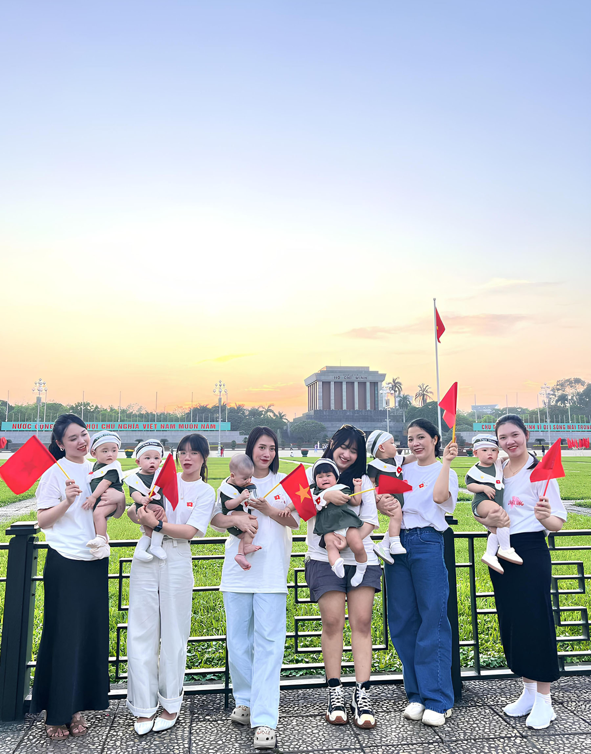 Ở Hà Nội, chị Lâm Oanh (thứ hai bên phải) cùng 5 gia đình con nhỏ khác, tiến về khu vực quảng trường Ba Đình, trước lăng Chủ tịch Hồ Chí Minh chụp hình lưu niệm.